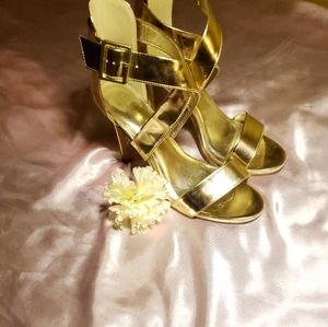 😘Gorgeous Golden Heels 💛